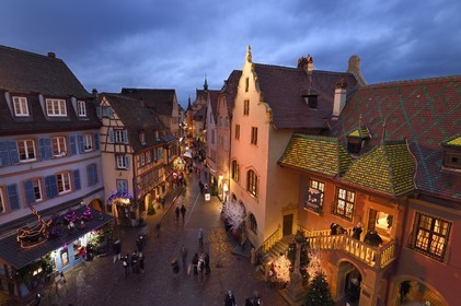 France, Haut-Rhin (68), Colmar, maisons à pignons et maisons à pans de bois dans la Grand Rue avec des décorations de Noël, à droite l'Ancienne Douane (Koifhus)