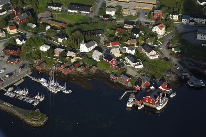 Norvège, Nordland, Iles Lofoten, Ile de Moskenes, village de pêcheurs de Reine (vue aérienne)