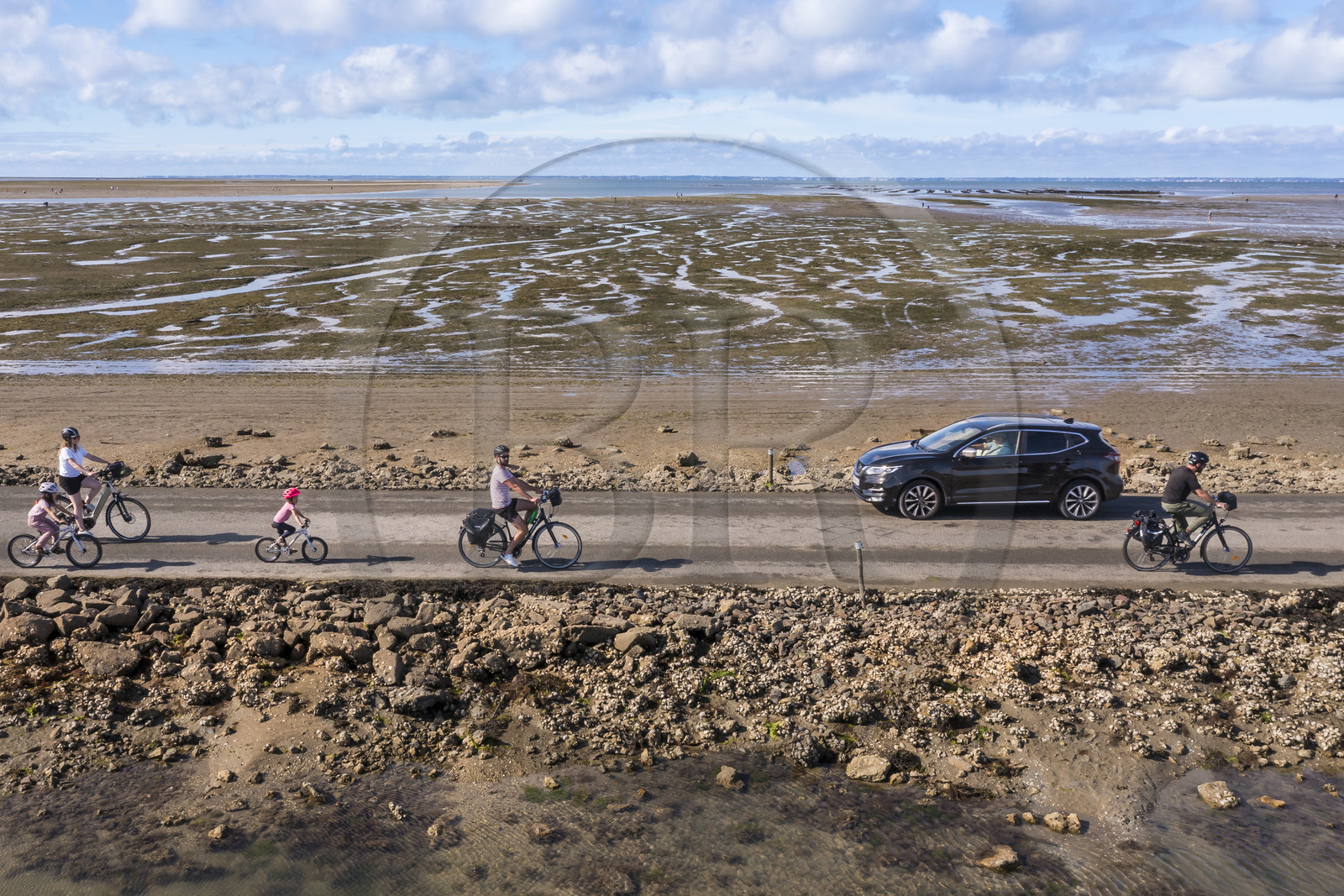 France, Vendée (85), île de Noirmoutier, Barbatre, cyclistes sur le passage du Gois, chaussée submersible qui relie l'île au continent à marrée basse (vue aérienne)