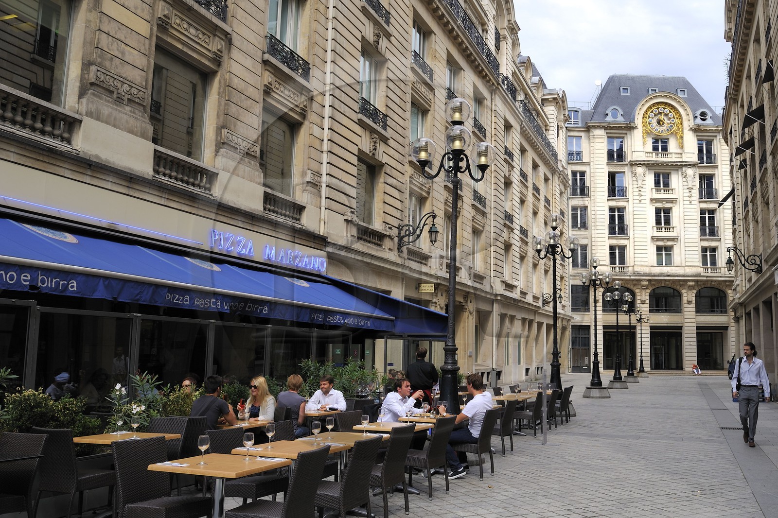 France, Paris (75), rue des Italiens, immeuble à l'immense cadran d'horloge ancien siege du journal Le Monde et avant lui Le Temps