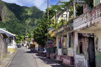 Caraïbes, Ile de la Dominique, baie de Soufrière, dans la rue prinicipale du village de Soufrière