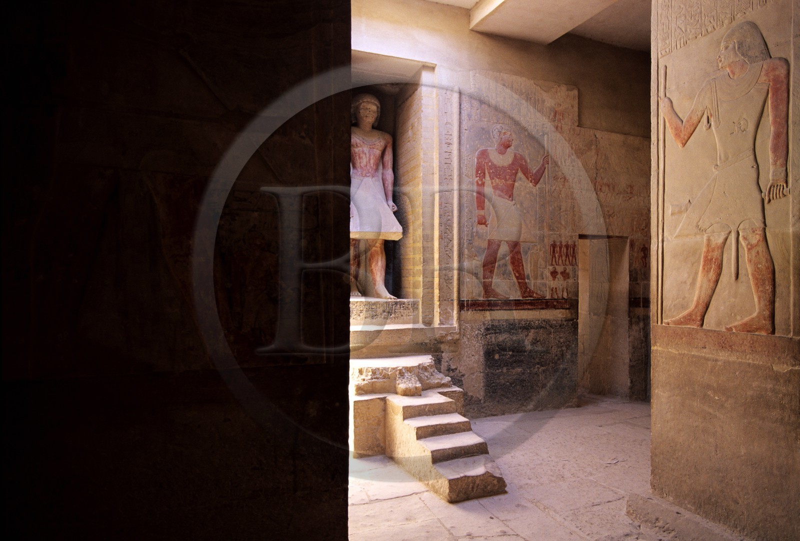 Egypte, Basse-Egypte, nécropole de Saqqarah, classé Patrimoine Mondial de l'UNESCO, Mastaba de Mérérouka, vizir et gendre du roi Téti de la VIe dynastie sous l'Ancien Empire, salle des piliers, statue du défunt debout