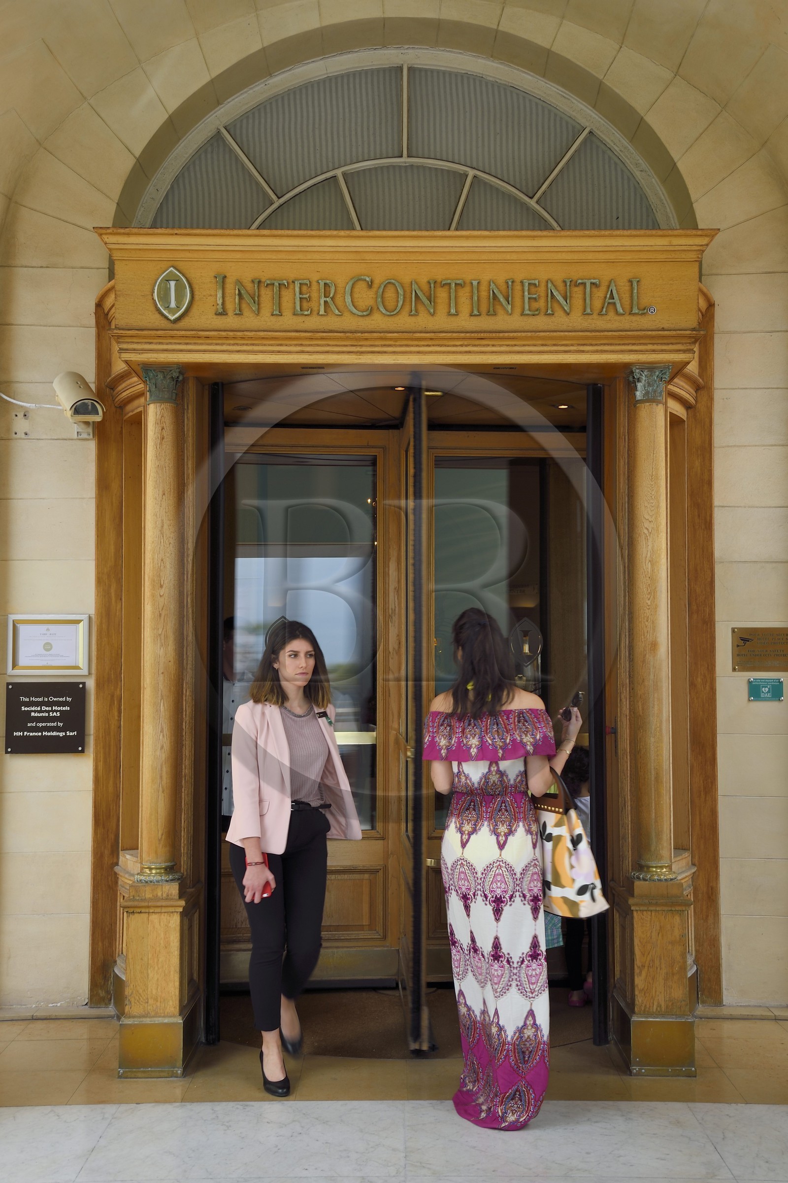 France, Alpes-Maritimes (06), Cannes, porte tambour du Carlton sur le boulevard de la Croisette