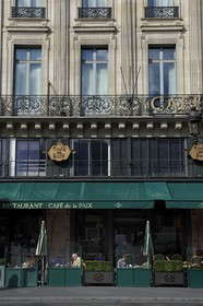 France, Paris (75), terrasse du Café de la Paix place de l'Opéra