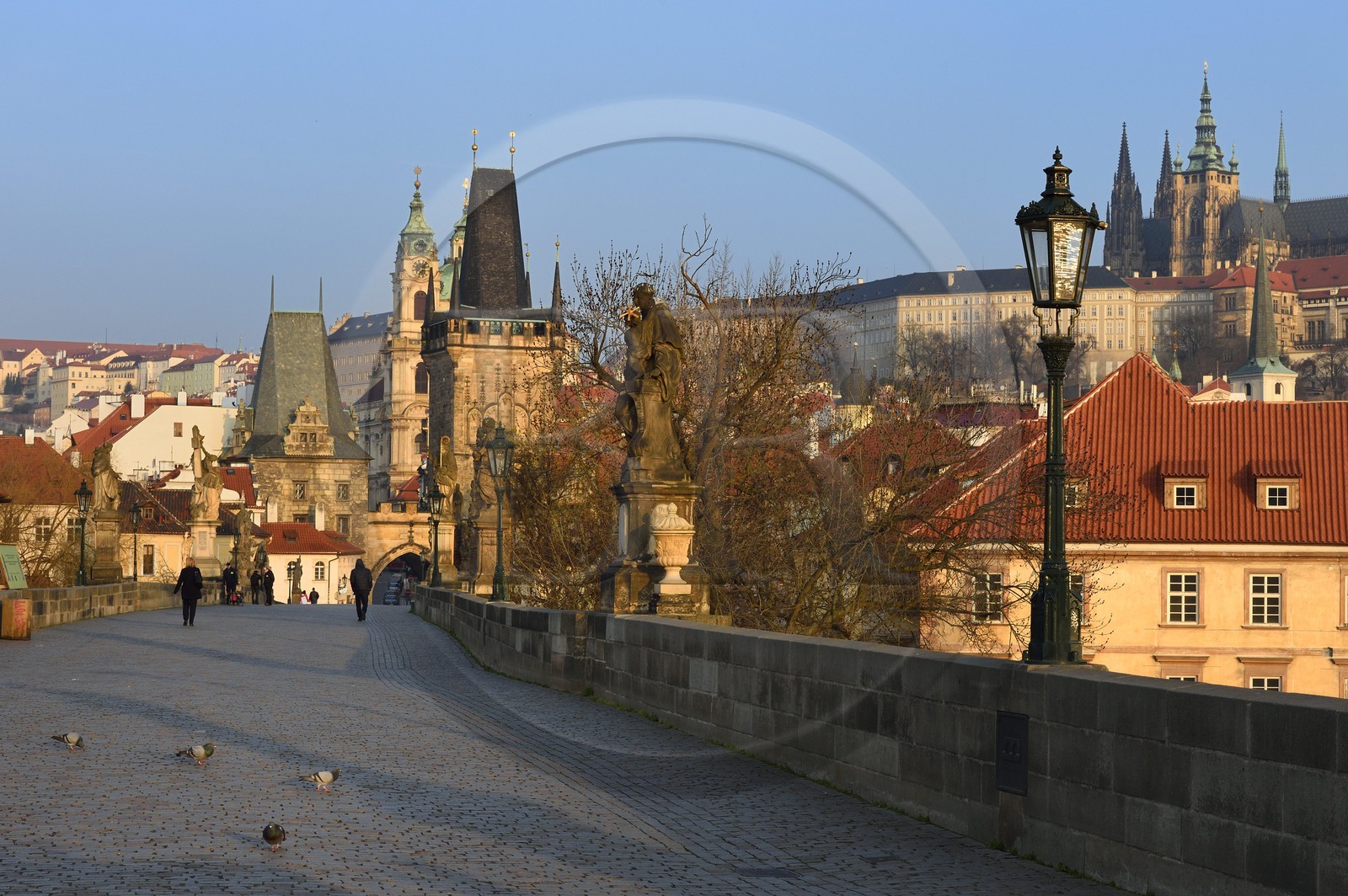 République Tchèque, Prague, centre historique classé Patrimoine Mondial de l' UNESCO, le pont Charles (Karluv Most ou Karlov Most), la tour gothique à l'entrée du pont du côté du quartier de Mala Strana devant l'église Saint Nicolas (Sv. Mikulase) et le chateau Royal en arrière plan à droite