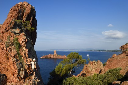 France, Var (83), Agay commune de Saint-Raphaël, massif de l'Estérel, la Corniche d'Or, la tour de l'Ile d'Or au large du cap du Dramont