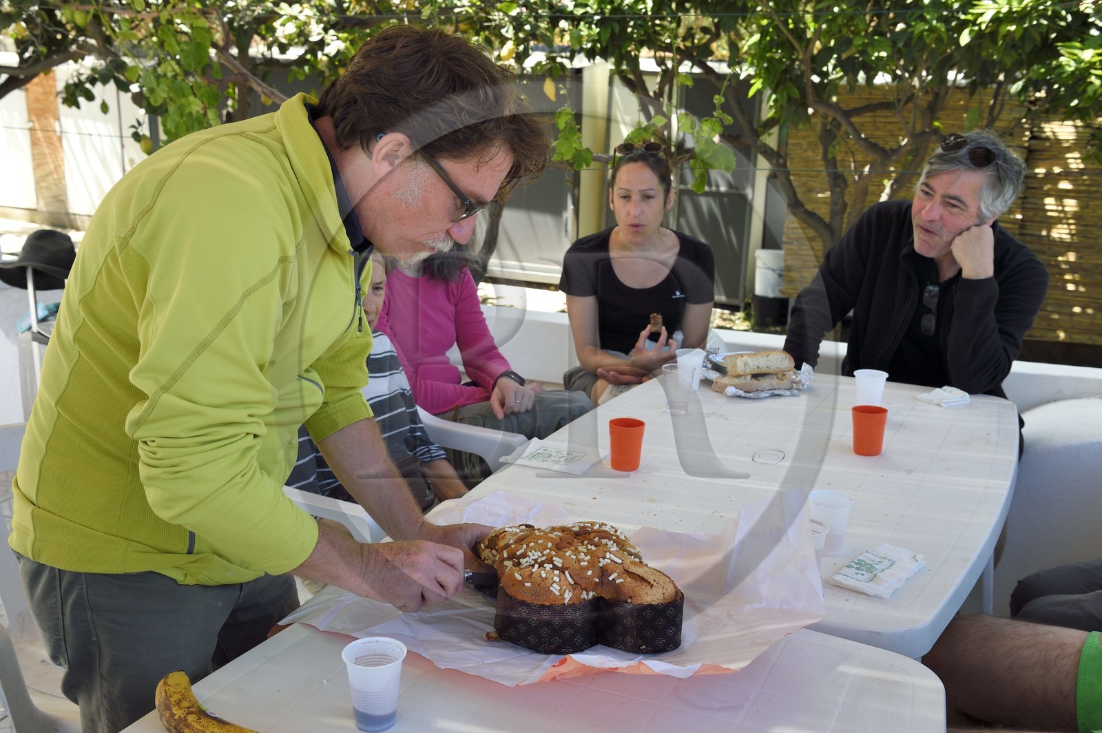 Italie, Sicile, iles Eoliennes, classées Patrimoine Mondial de l'UNESCO, ile de Stromboli, partage d'un gateau typique de Sicile