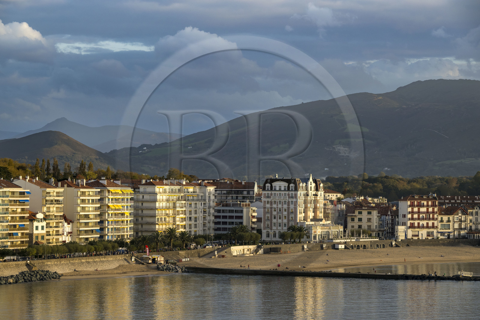 France, Pyrénées-Atlantiques (64), la côte du Pays-Basque, Saint-Jean-de-Luz, la Grande Plage et la montagne de La Rhune en arrière plan