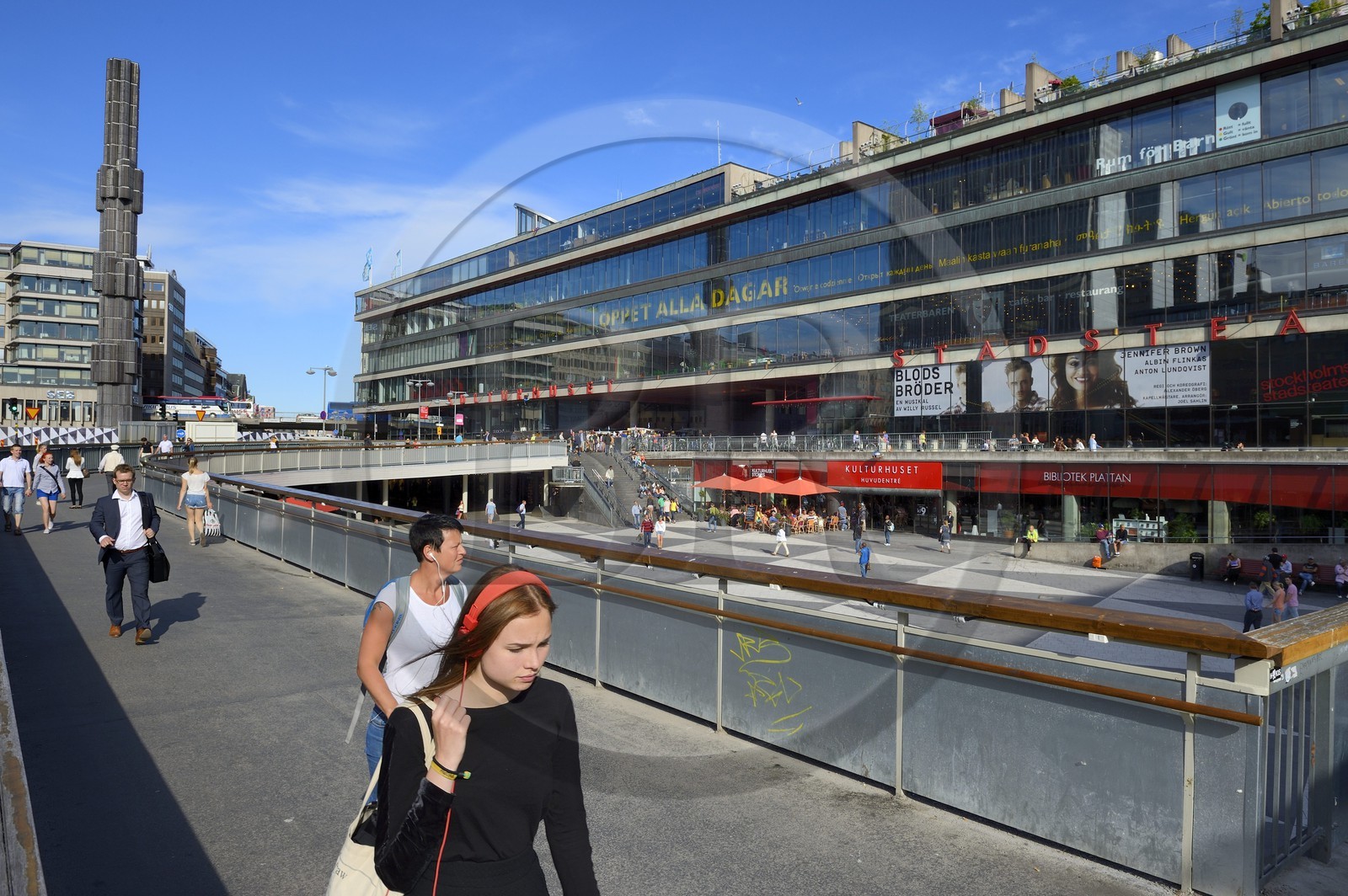 Suède, Stockholm, le Kulturhuset (Maison de la culture) sur la place Sergels Torg et le Kristallvertikalaccent, obélisque de verre de 37 mètres du sculpteur Edvin Öhrström