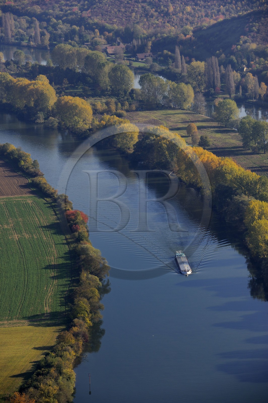 France, Eure (27), péniche sur la Seine vers Heudebouville, ile de Lormais (vue aérienne)