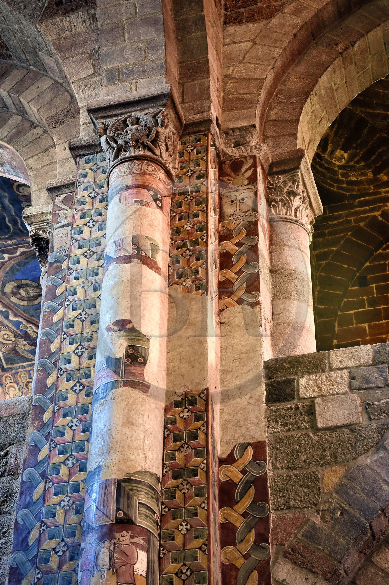 France, Haute-Loire (43), Brioude, la Basilique Saint-Julien de Brioude de style roman auvergnat, piliers de l'avant nef surmontées de chapiteaux ornés de motifs et recouverts de fresques