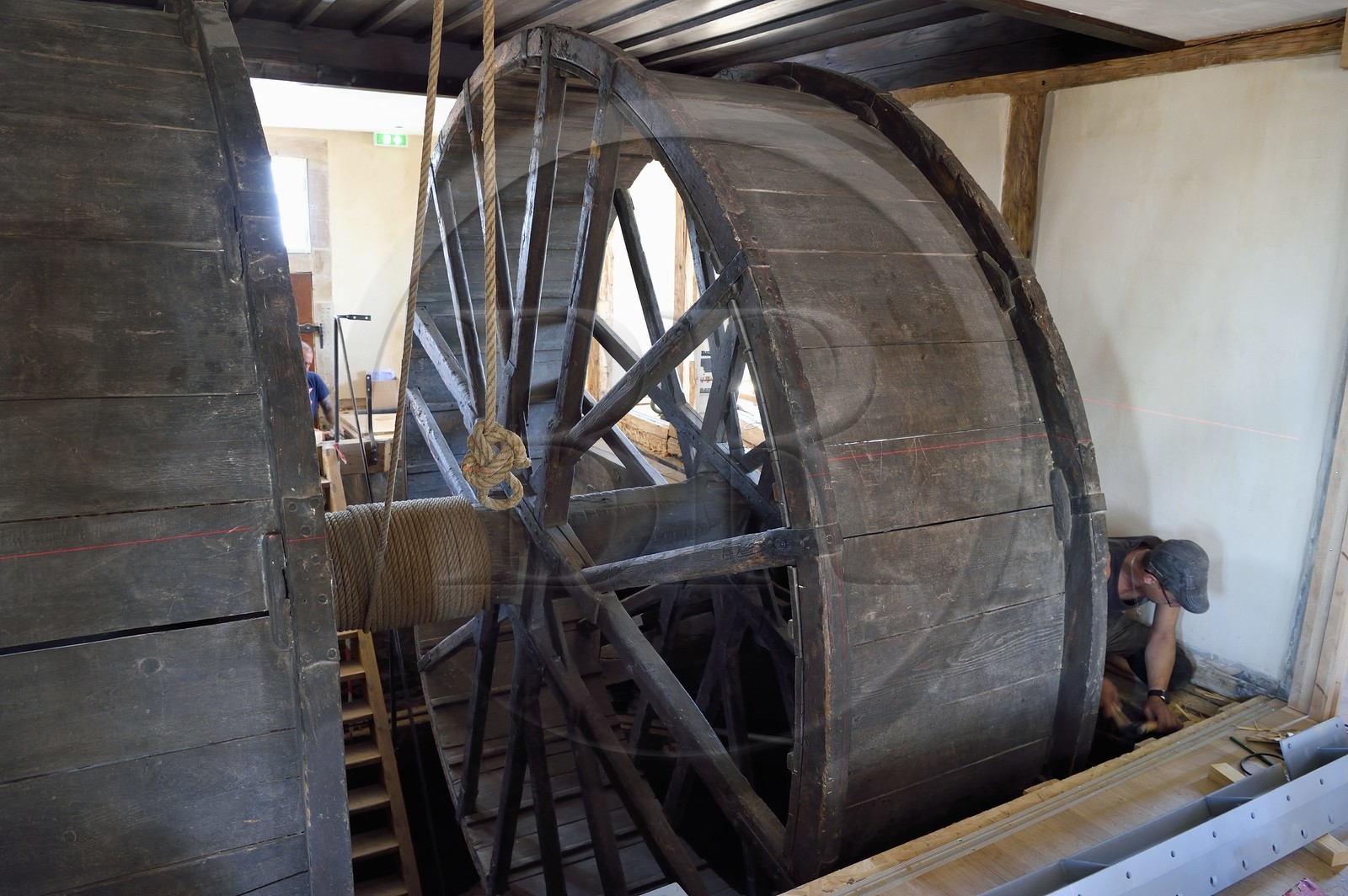 France, Bas-Rhin (67), Strasbourg, vieille ville classée au Patrimoine Mondial de l'UNESCO, la cathédrale Notre-Dame, deux roues d'écureuil (treuils) datant du XVème siècle dans la maison des gardiens sur la plateforme
