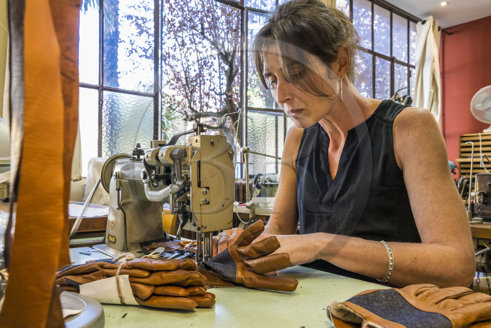 France, Aveyron (12), Millau, Maison Fabre (Ganterie Fabre), manufacture de gants familiale fondée en 1924, atelier de  fabrication de gants cousus en piqué anglais sur des anciennes machines