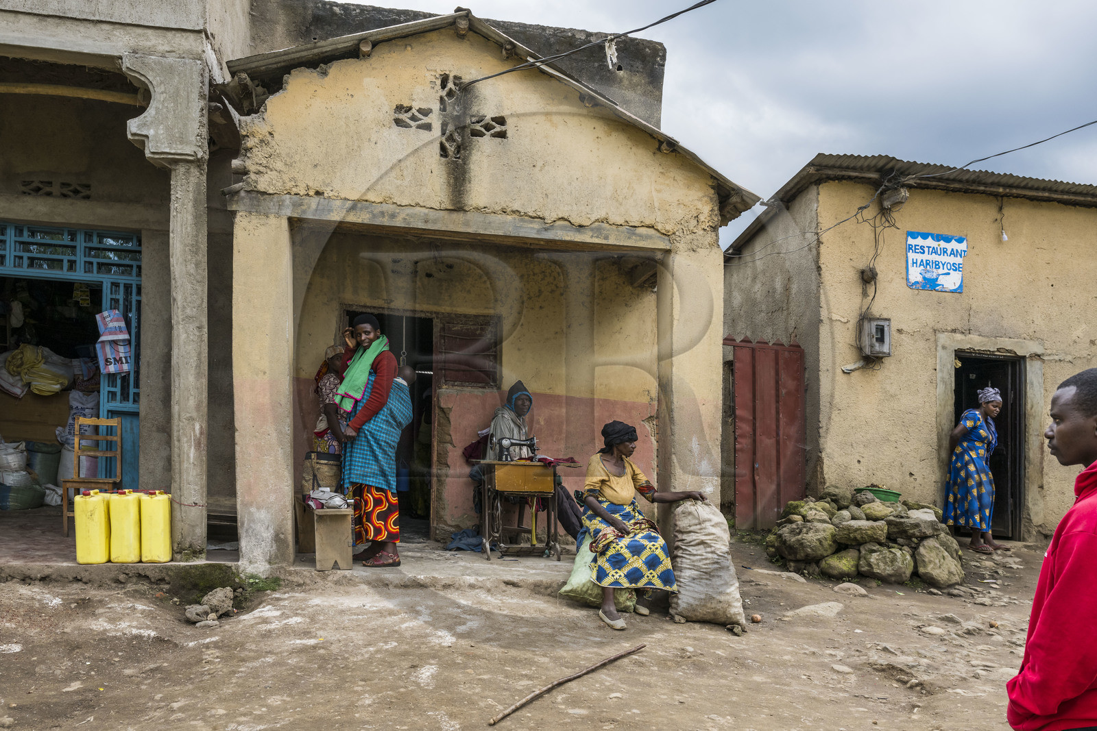 Rwanda, Province du Nord, District de Musanze (Ruhengeri), Busogo, un des village sur les pentes du mont Karisimbi dans les montagnes des Virunga à la sortie du Parc national des Volcans où vivent les gorilles, 10% des revenus du tourisme des gorilles sont reversés aux communautés locales