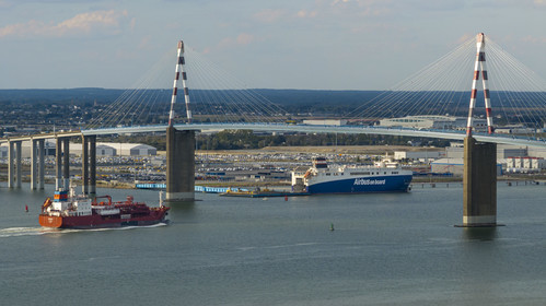 France, Loire-Atlantique (44), le pont de Saint-Nazaire et le port de Saint-Nazaire en arrière plan (vue aérienne)