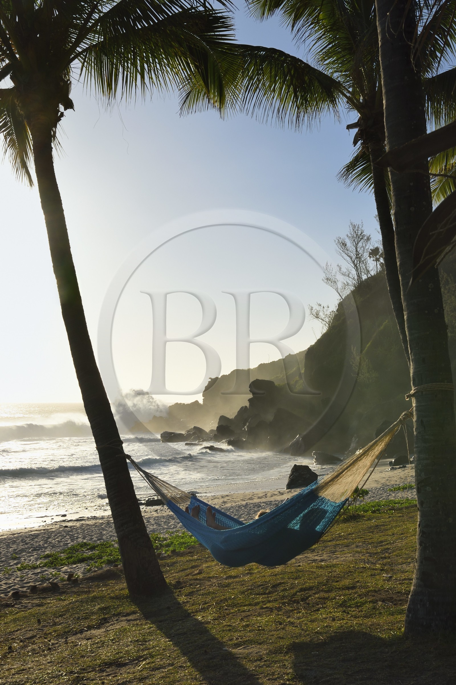 France, Ile de la Reunion, Petite-Ile sur la côte sud, plage de Grand-Anse, hamac tendu entre deux palmiers