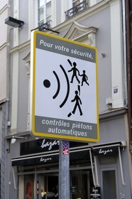France, Seine-Maritime (76), Rouen, Piétons, ralentissez!, vitesse-limite 3 km h un faux radar doté d'un flash automatique pour piétons a été installé par l'artiste Benoit Thiollent pour inviter les passants à prendre le temps de regarder autour d'eux