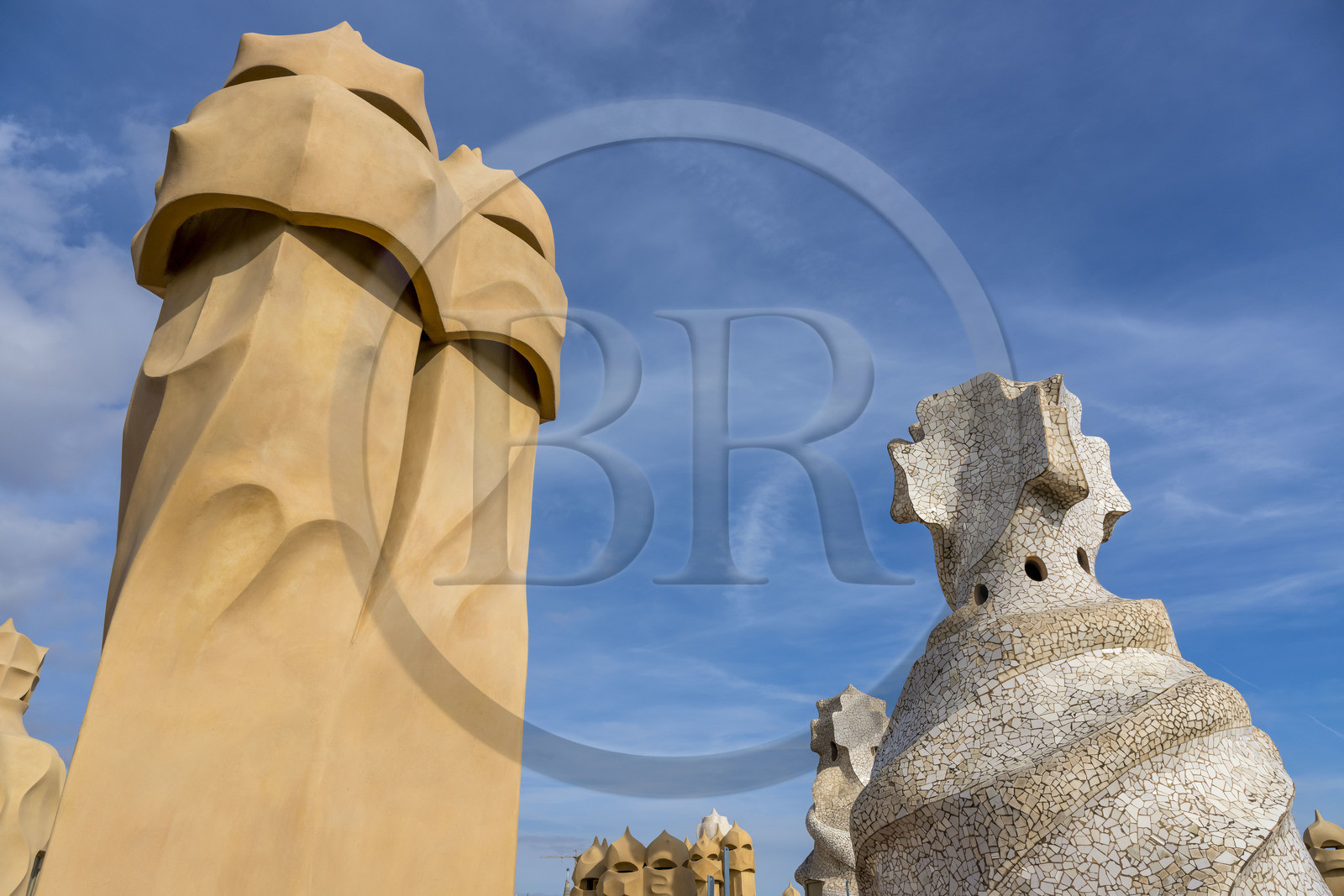 Espagne, Catalogne, Barcelone, quartier de l'Eixample, Passeig de Gracia, Pedrera ou Casa Mila (1905-1910) de l'architecte du modernisme catalan Antoni Gaudi, site classé au Patrimoine Mondial de l'UNESCO, cheminées et tours d'aération sur le toit terrasse de l'immeuble