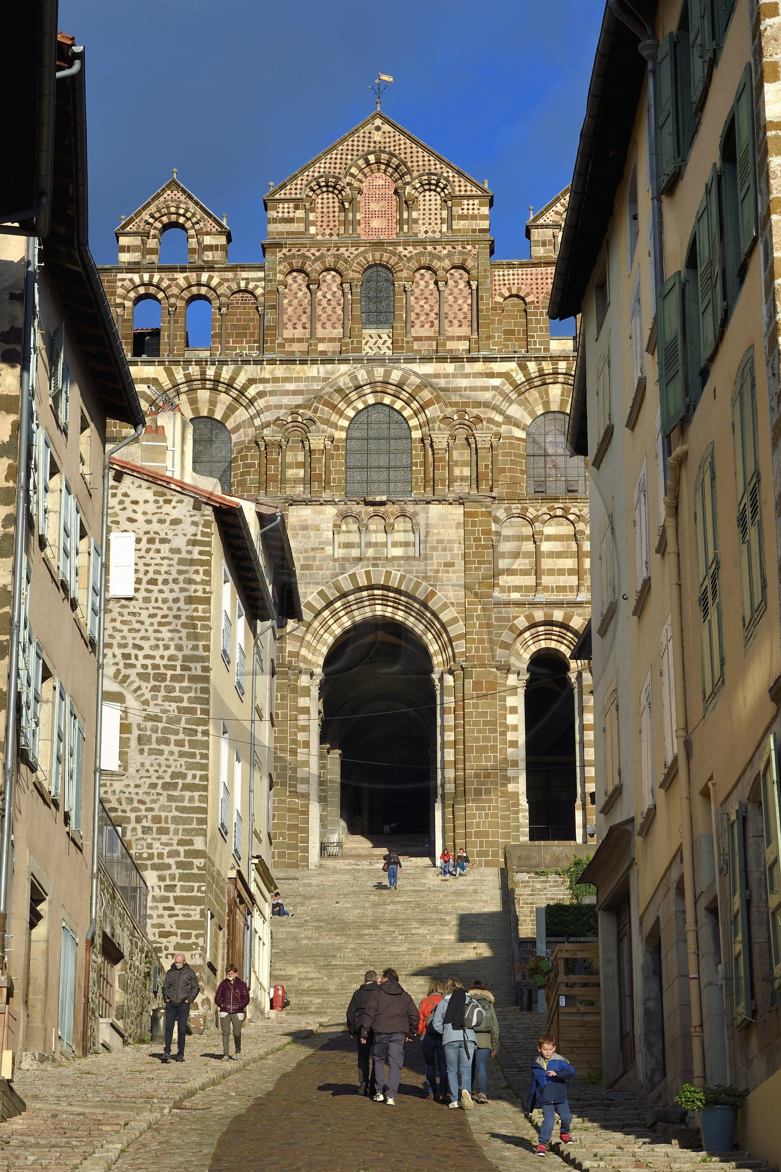 France, Haute-Loire (43), Le Puy-en-Velay, étape des chemins de Compostelle, la rue des Tables menant à la cathédrale Notre-Dame-de-l’Annonciation du XIIe siècle classée Patrimoine Mondial de l'UNESCO