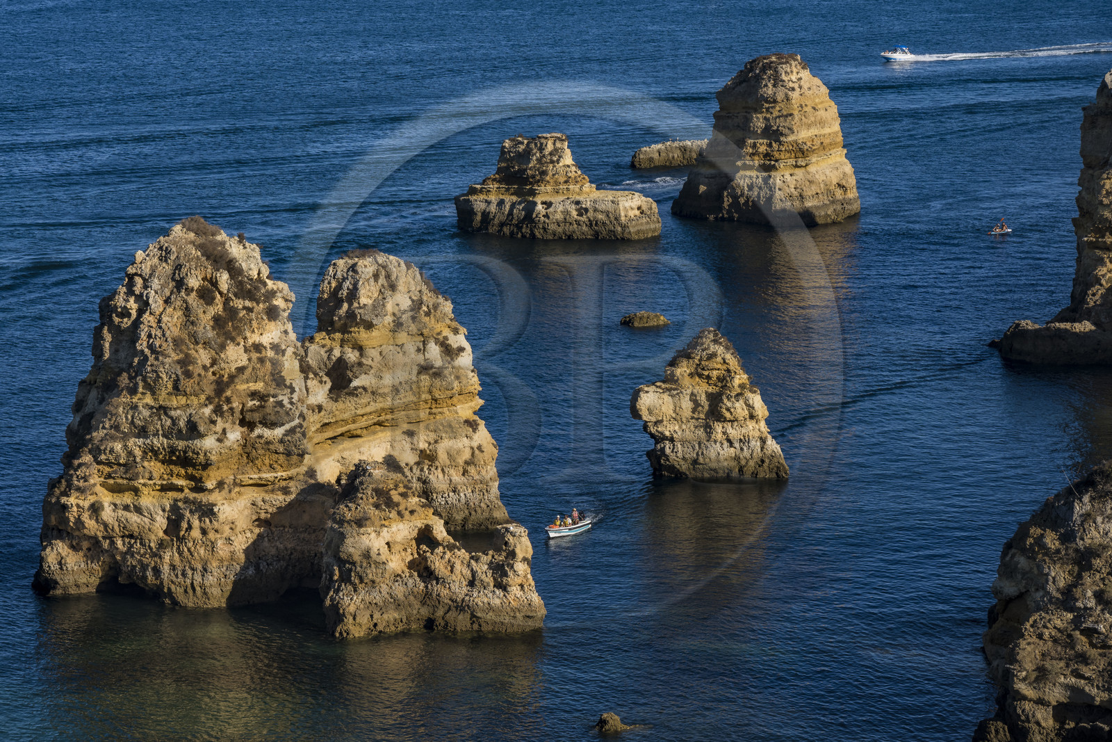 Portugal, Algarve, Lagos, découverte en stand up paddle et bateau des formations rocheuses et des falaises de la Ponta da Piedade en face de Praia da Boneca