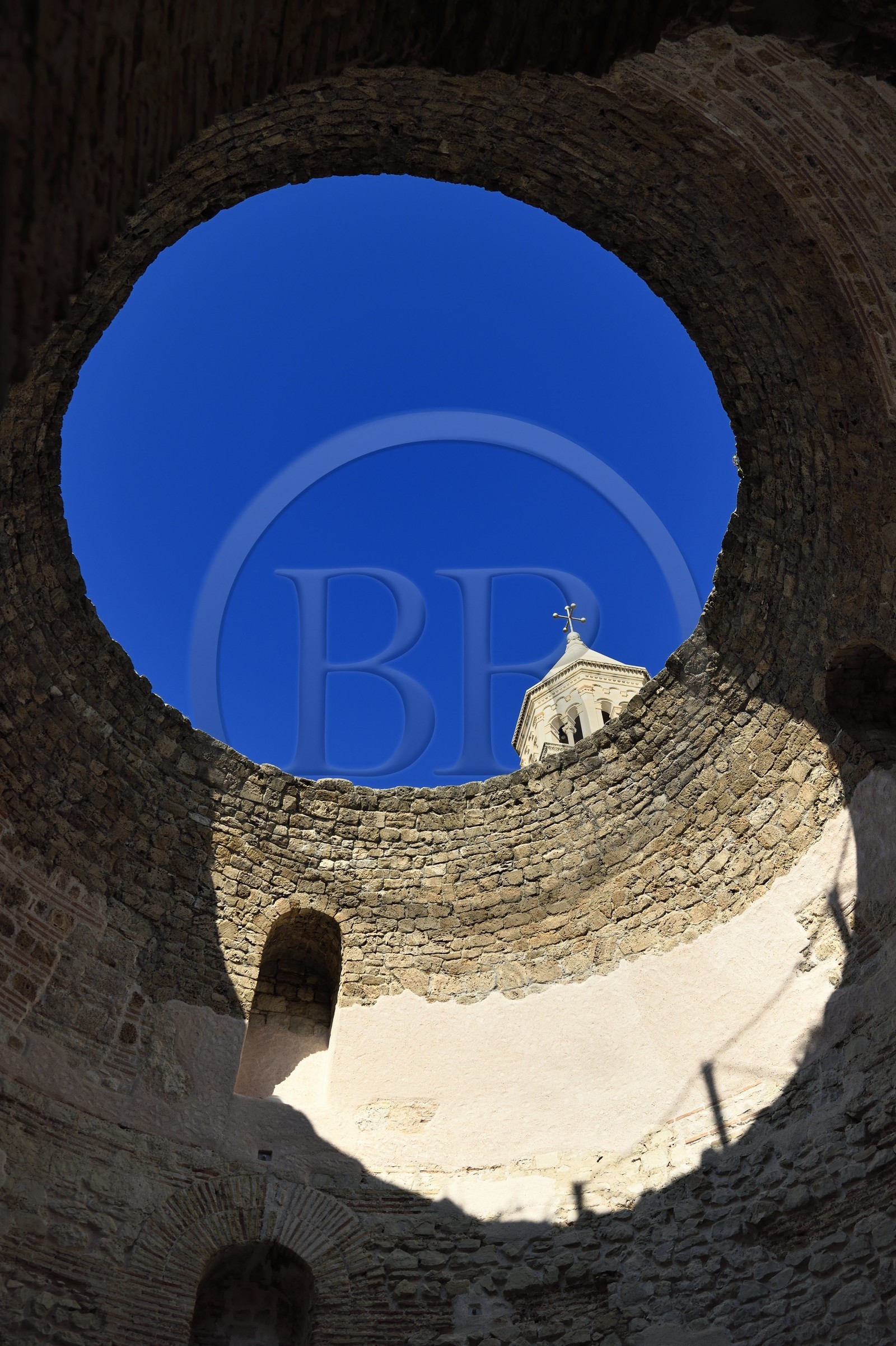 Croatie, Dalmatie, cote dalmate, Split, vieille ville romaine classée Patrimoine Mondial de l'UNESCO, palais de Dioclétien, le vestibule et la tour de la cathédrale Saint-Domnius
