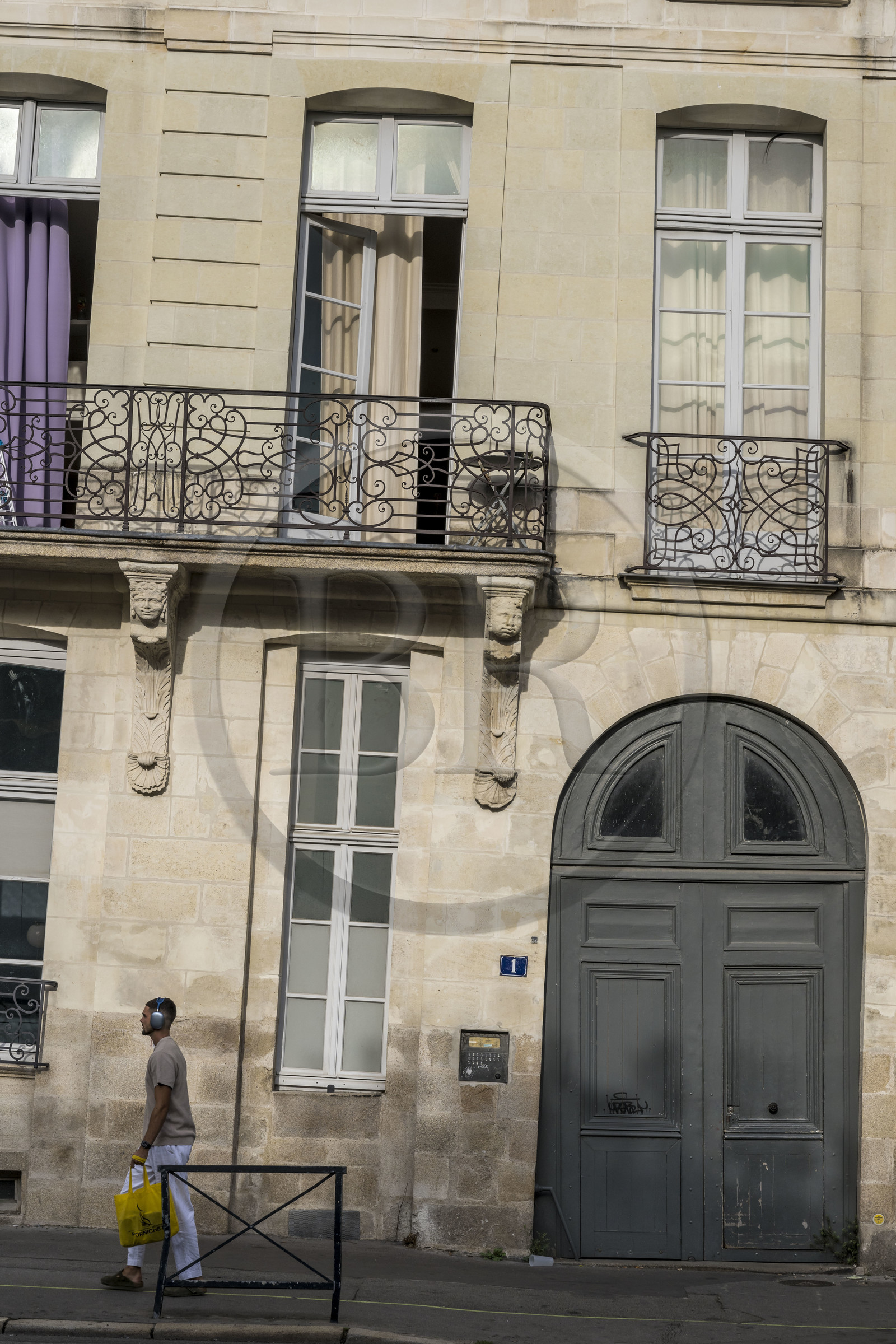 France, Loire-Atlantique (44), Nantes, maisons d'armateurs place de la Petite Hollande sur l'ancienne Ile Feydeau, immeuble qui penche témoignant de la difficulté de construction sur le terrain marécageux