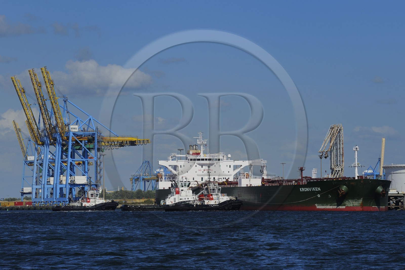 France, Seine-Maritime (76), Le Havre,  port de commerce, tanker dans le port pétrolier