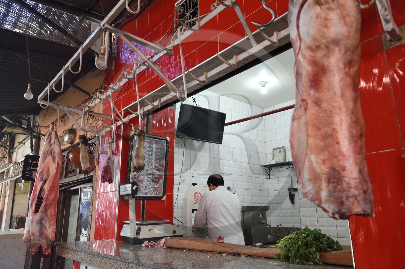 Maroc, Haut-Atlas, Marrakech, ville impériale, Médina classée Patrimoine Mondial de l'UNESCO, étal de boucher dans le souk