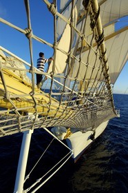 Caraïbes, le SPV Royal Clipper toutes voiles dehors, manoeuvres autour des focs à l'avant du navire