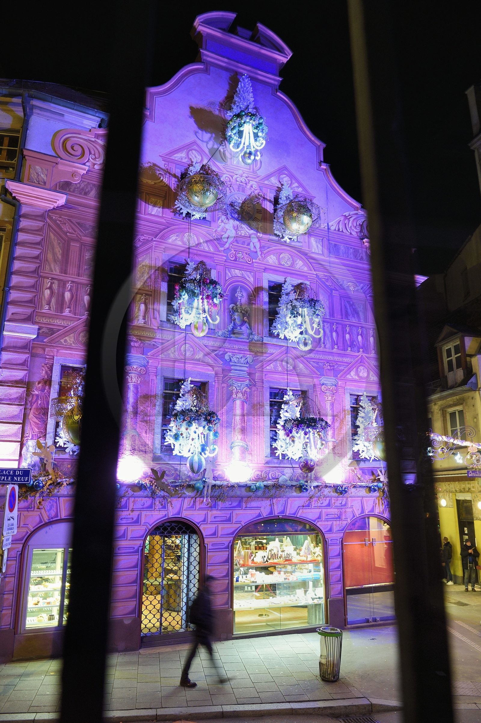 France, Bas-Rhin (67), Strasbourg, vieille ville classée au Patrimoine Mondial de l’UNESCO, décoration de Noël sur la patisserie Christian Meyer