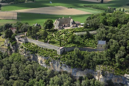 France, Dordogne (24), Périgord Noir, vallée de la Dordogne, Vézac, les jardins du château de Marqueyssac du XVIIIe siècle (vue aérienne)