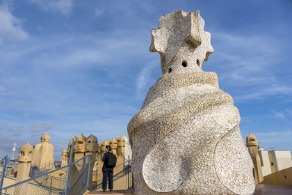 Espagne, Catalogne, Barcelone, quartier de l'Eixample, Passeig de Gracia, Pedrera ou Casa Mila (1905-1910) de l'architecte du modernisme catalan Antoni Gaudi, site classé au Patrimoine Mondial de l'UNESCO, cheminées et tours d'aération sur le toit terrasse de l'immeuble