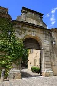 France, Hérault (34), Villeneuvette, porte principale de l'ancienne manufacture royale, sur le fronton est inscrite la mention Honneur au travail