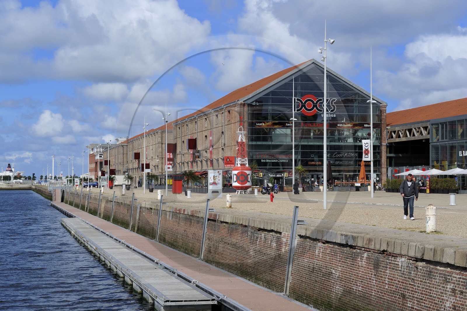 France, Seine-Maritime (76), Le Havre, les anciens docks transformés en Centre commercial Les Docks Vauban le long du Bassin Vauban
