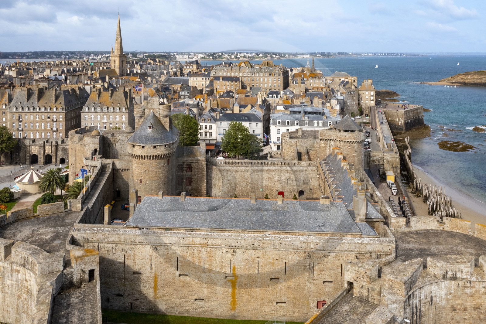 France, Ille-et-Vilaine (35), Côte d'Emeraude, Saint-Malo, au premier plan le chateau de Saint-Malo (XVème siècle) qui abrite l'Hotel de Ville (vue aérienne)