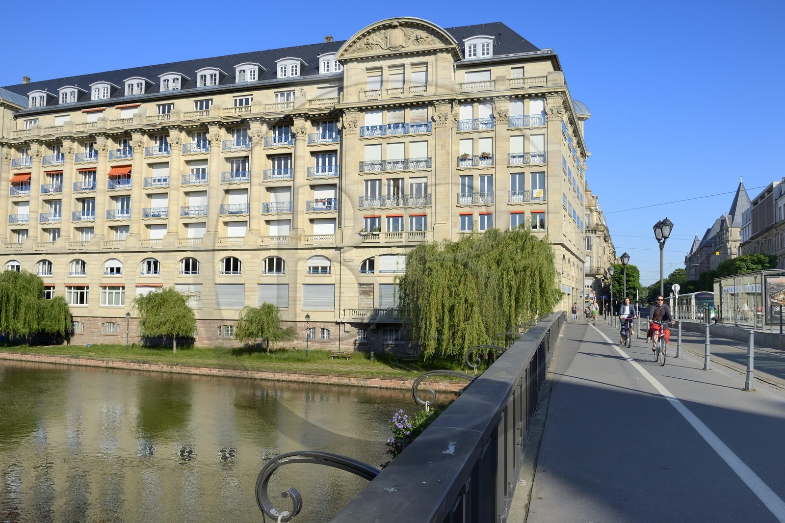France, Bas-Rhin (67), Strasbourg, batiment néo-classique de l'Esca (1935) au bord de l'ill et le pont Royal