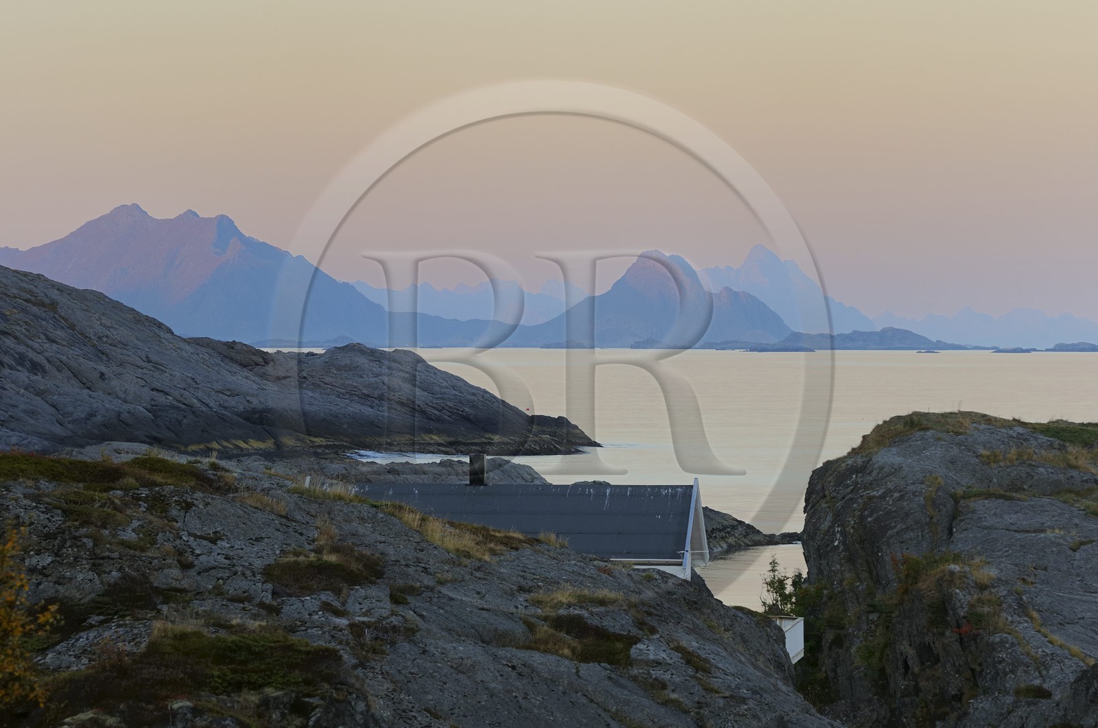 Norvège, Nordland, Iles Lofoten, Ile de Flakstadoy, coucher de soleil sur le Vestfjorden à Nesland