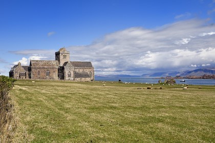 Royaume-Uni, Ecosse, Highland, Hébrides intérieures, Ile de Iona face à l'Ile de Mull, abbaye d'Iona fondée par Saint Columba au VIème siècle