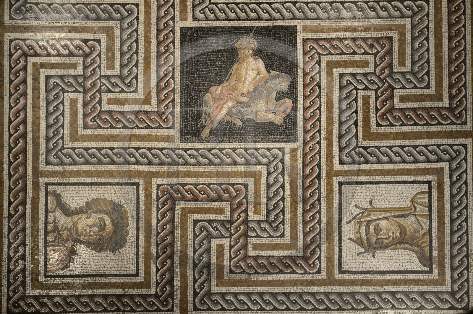 France, Rhône (69), Lyon, site historique classé Patrimoine Mondial de l'UNESCO, colline de Fourvière, musée gallo-romain de Fourvière, mosaïque de Bacchus (Dionysos)