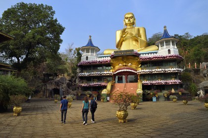 Sri Lanka, province du centre, district de Matale, Dambulla, Temple d'Or situé en dessous du Temple du Rocher Royal aussi appelé Ran Giri (Rocher doré) classé patrimoine mondial de l'UNESCO