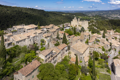 France, Vaucluse (84), Dentelles de Montmirail, le village perché de Crestet et son chateau du IXe siècle (vue aérienne)