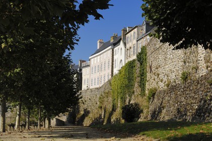 France, Manche (50), Granville, la Haute Ville, rue Lecarpentier au dessus des remparts