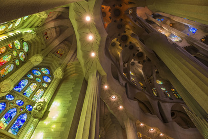 Espagne, Catalogne, Barcelone, quartier de l'Eixample, basilique de la Sagrada Familia de l'architecte du modernisme catalan Antoni Gaudi classée Patrimoine Mondial de l'UNESCO, vitraux de l'abside au dessus du déambulatoire réalisation du peintre et verrier catalan Joan Vila-Grau