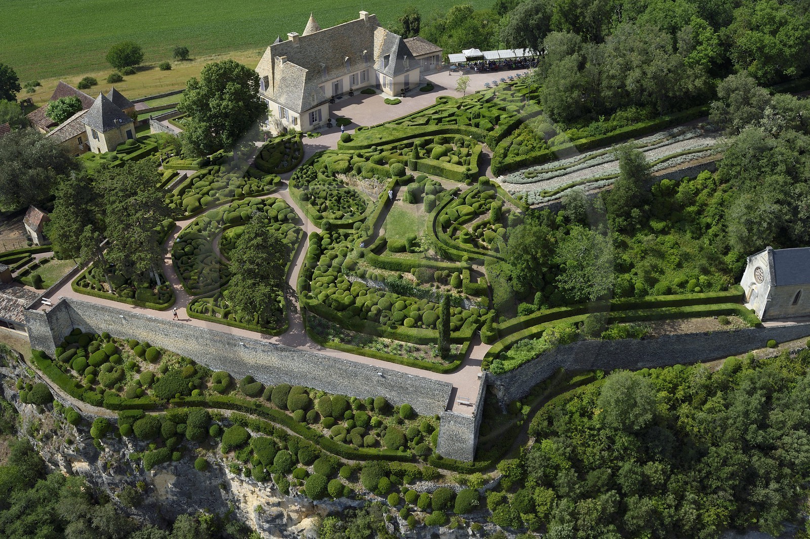 France, Dordogne (24), Périgord Noir, vallée de la Dordogne, Vézac, les jardins du château de Marqueyssac du XVIIIe siècle (vue aérienne)
