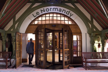 France, Calvados (14), Pays d'Auge, Deauville, entrée de l'Hotel Normandy Barriere