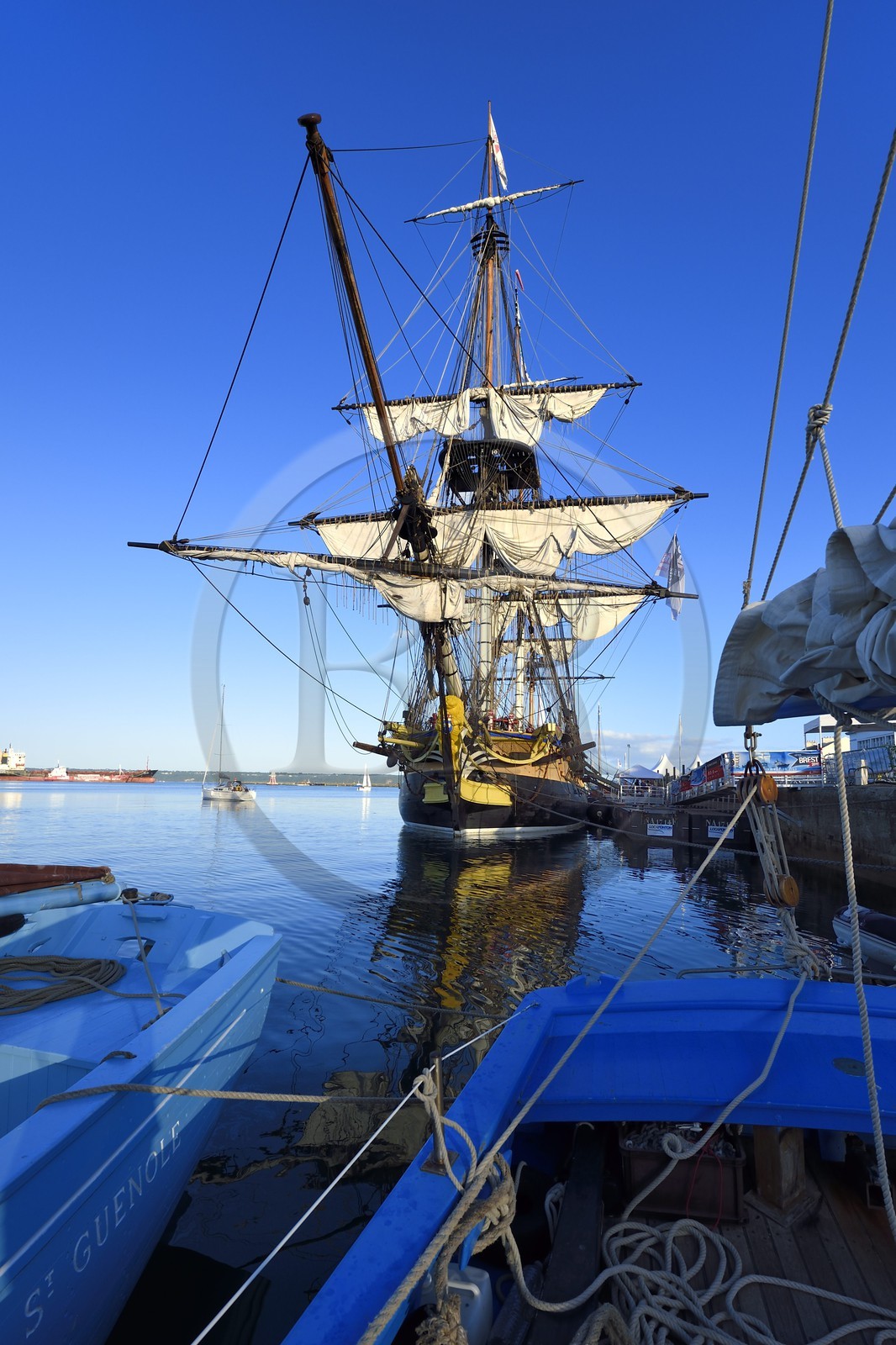 France, Finistère (29), port de Brest, la frégate L'Hermione, réplique du trois-mats qui transporta le marquis de Lafayette en Amérique en 1780, la proue