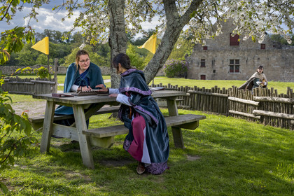 France, Vendée (85), Tiffauges, le chateau de Tiffauges, femmes en costumes médiévaux dans l'ancien chateau fort en ruines où résida Gilles de Rais