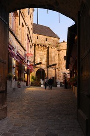 France, Manche (50), Mont-Saint-Michel, classé Patrimoine Mondial de l'UNESCO, la Porte du Roi et le restaurant de la Mère Poulard