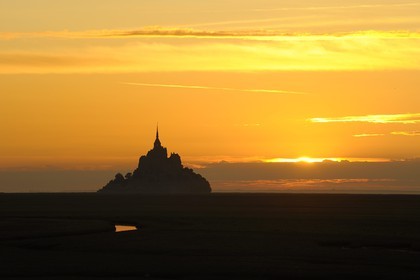France, Manche (50), Baie du Mont-Saint-Michel, le Mont-Saint-Michel au coucher de soleil, classé Patrimoine Mondial de l'UNESCO