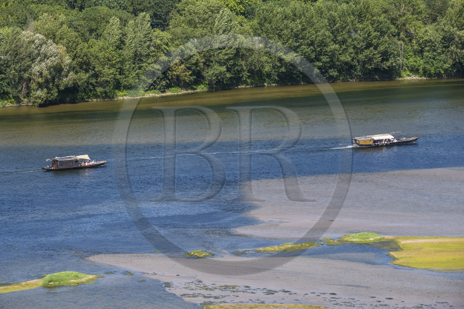 France, Maine-et-Loire (49), vallée de la Loire classée au Patrimoine Mondial par l'UNESCO, Saumur, gabarres (bateau traditionnel à fond plat) sur le fleuve de la Loire